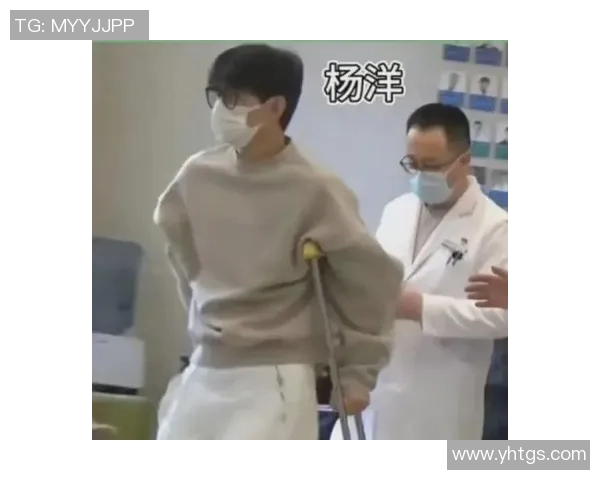 足球明星意外受伤拄拐杖现身街头展现坚韧不拔的精神风貌
